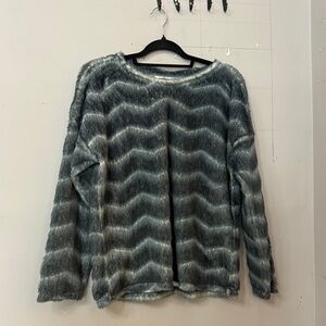 Fluffy sweater. Grey zigzag print. Loose fit.